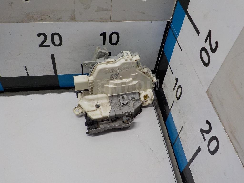 Замок двери передней левой