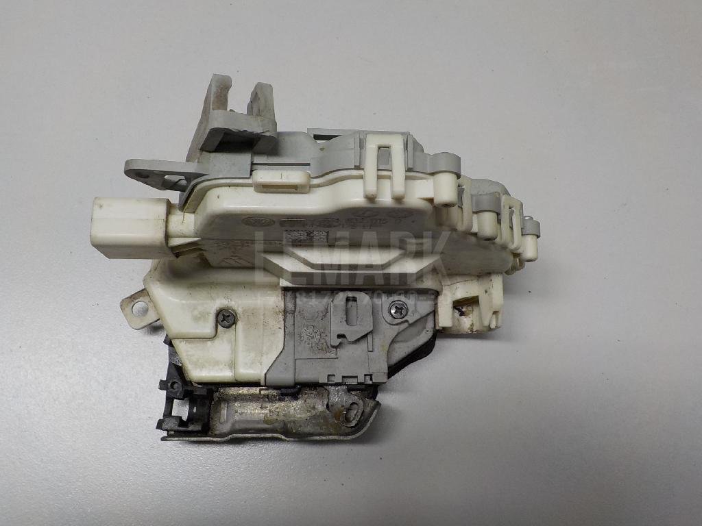 Замок двери передней левой