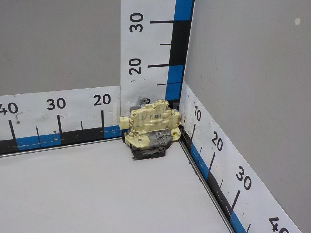 Замок двери передней левой