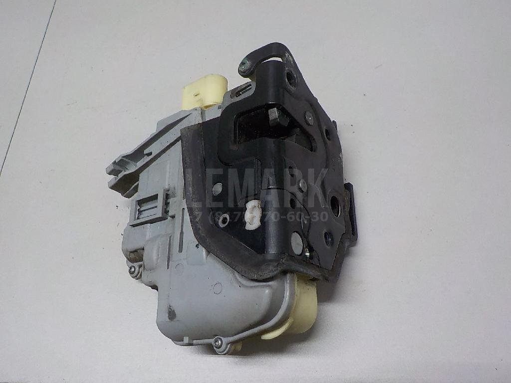 Замок двери передней левой