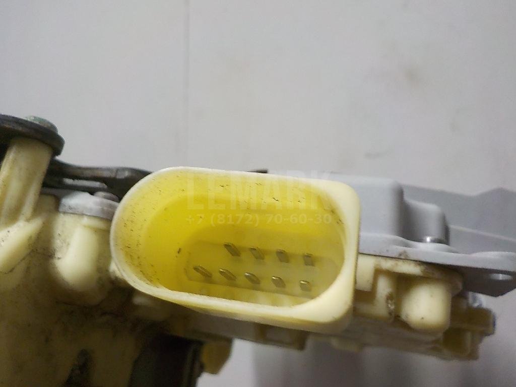 Замок двери передней левой