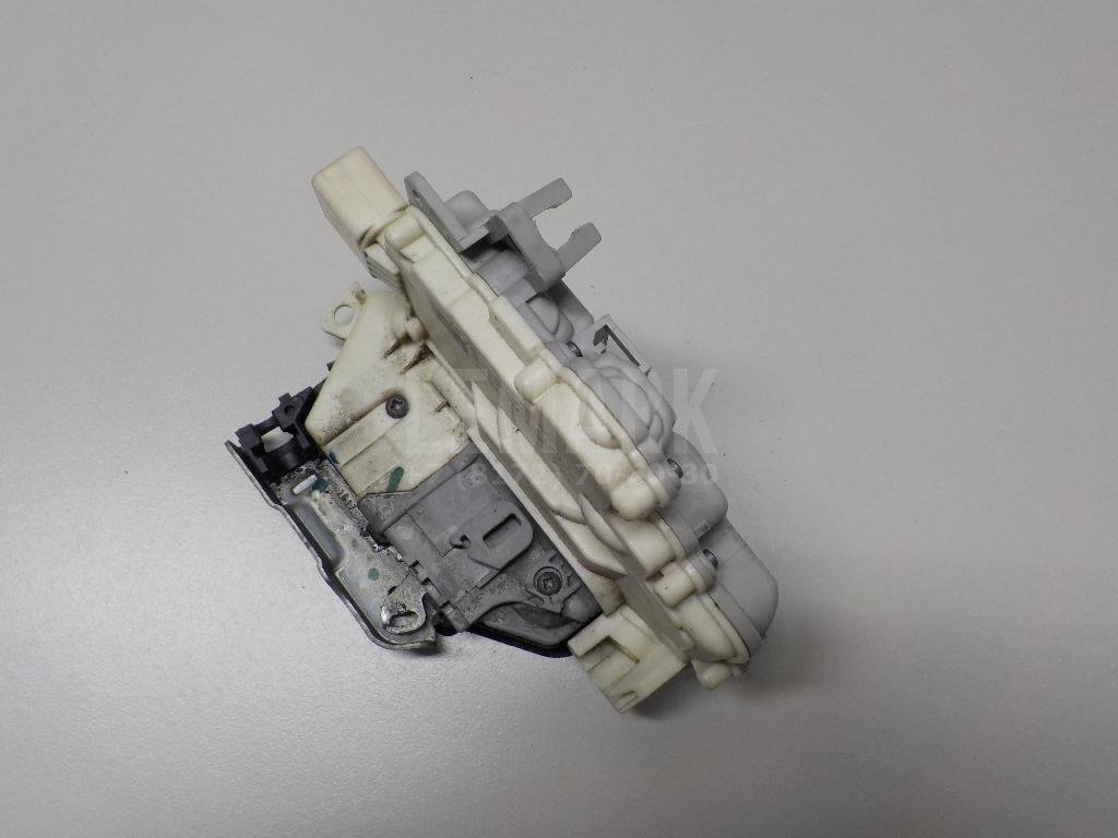 Замок двери передней левой