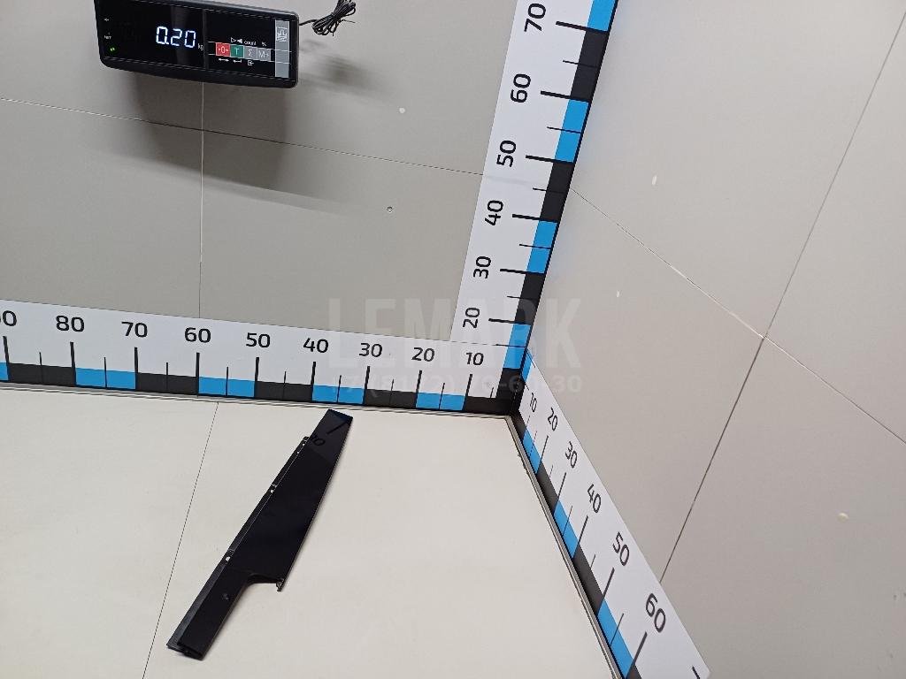 Накладка двери передней левой