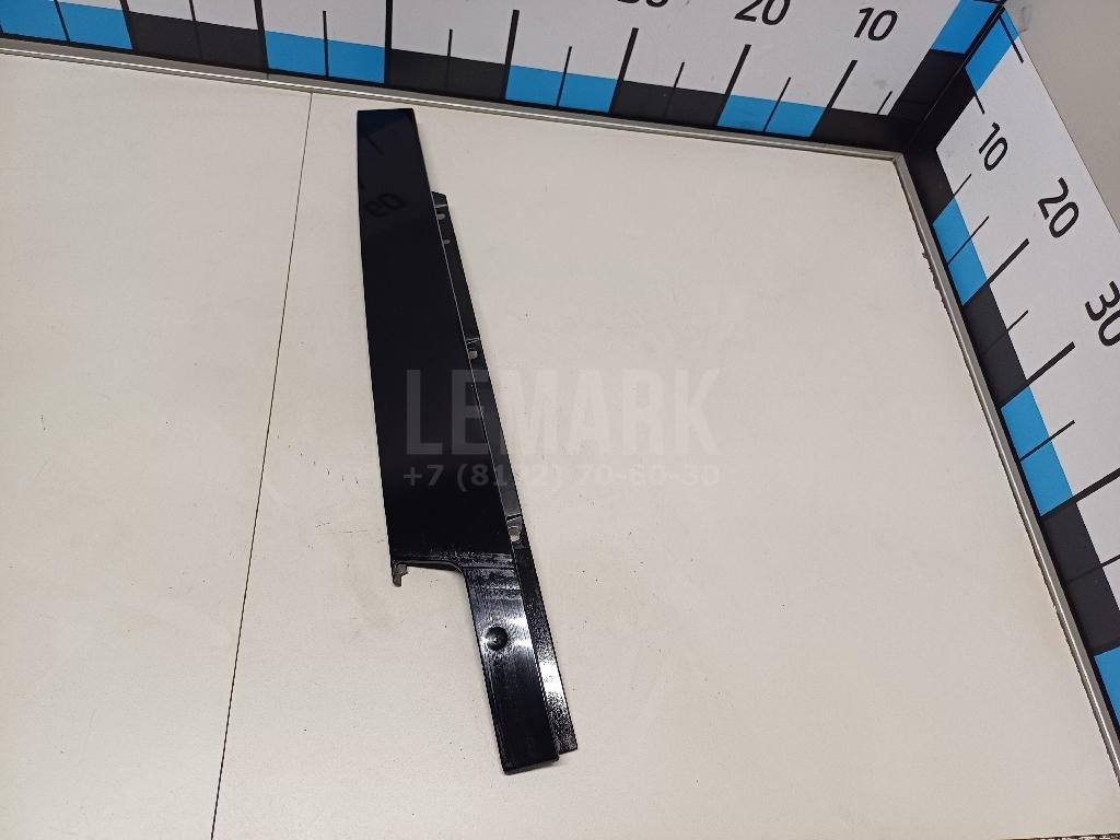 Накладка двери передней правой