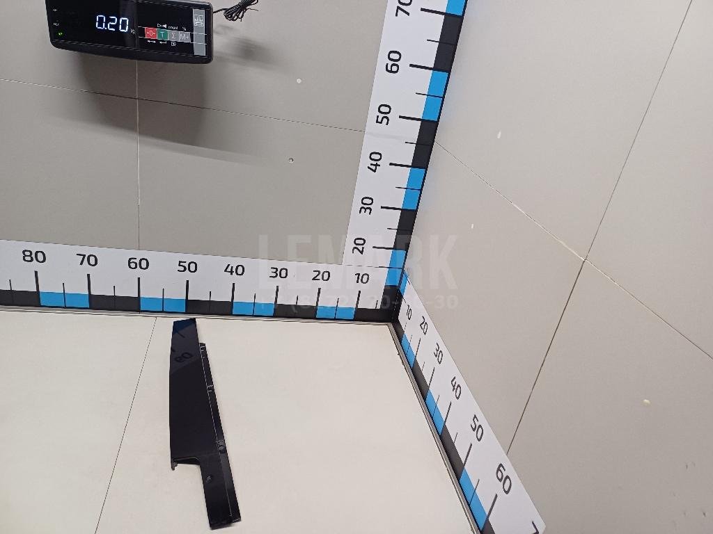 Накладка двери передней правой