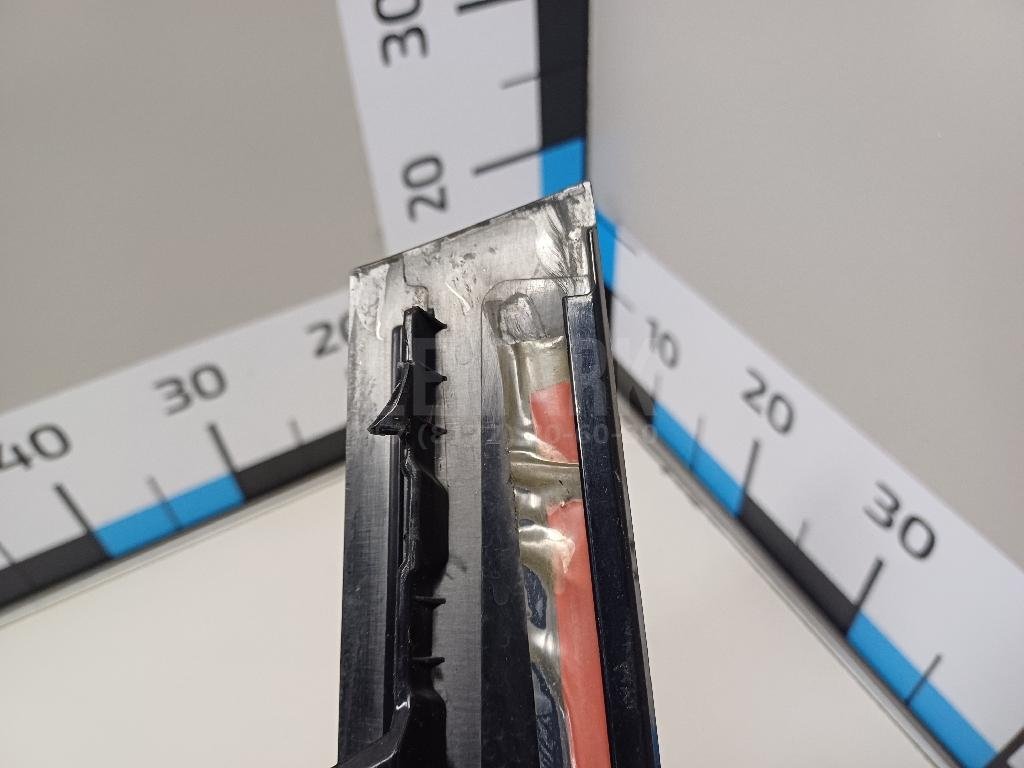 Накладка двери передней правой