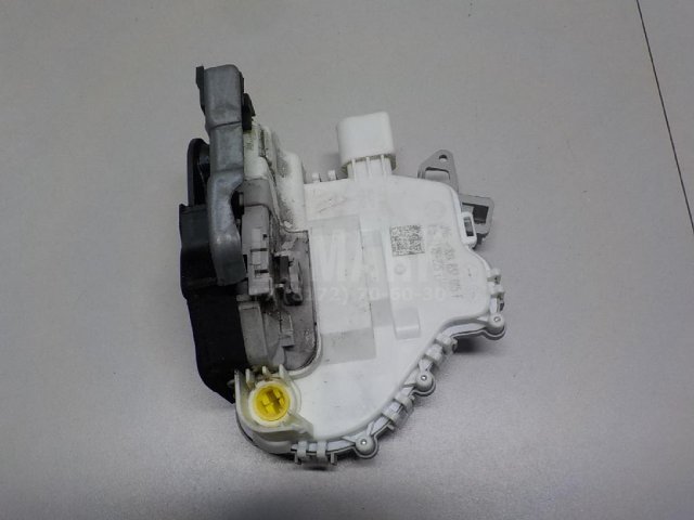 Замок двери передней левой