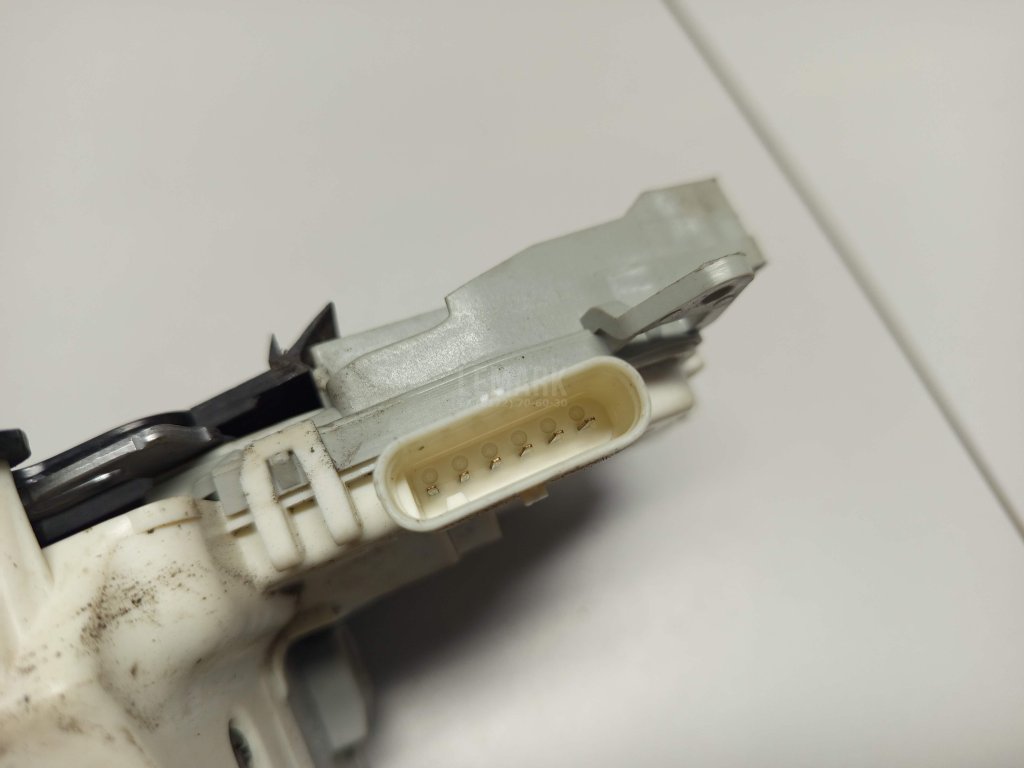 Замок двери передней левой