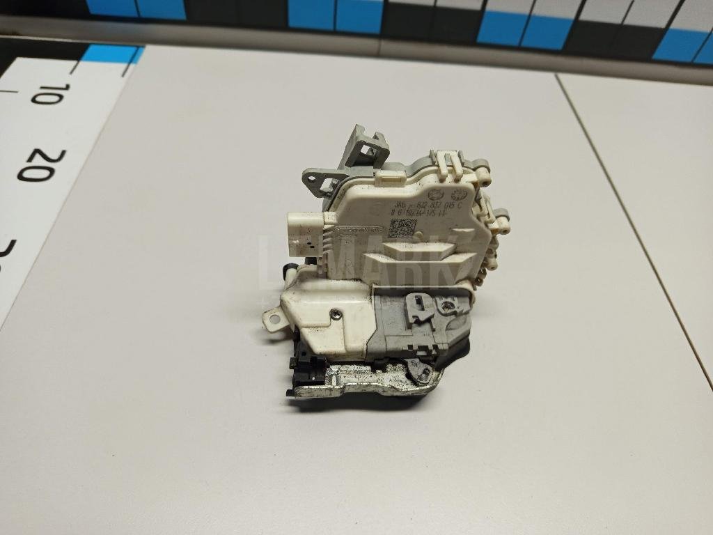 Замок двери передней левой