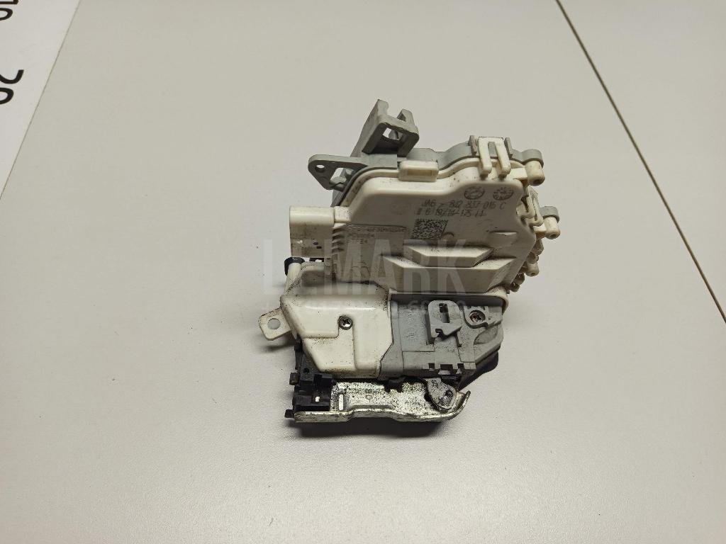 Замок двери передней левой