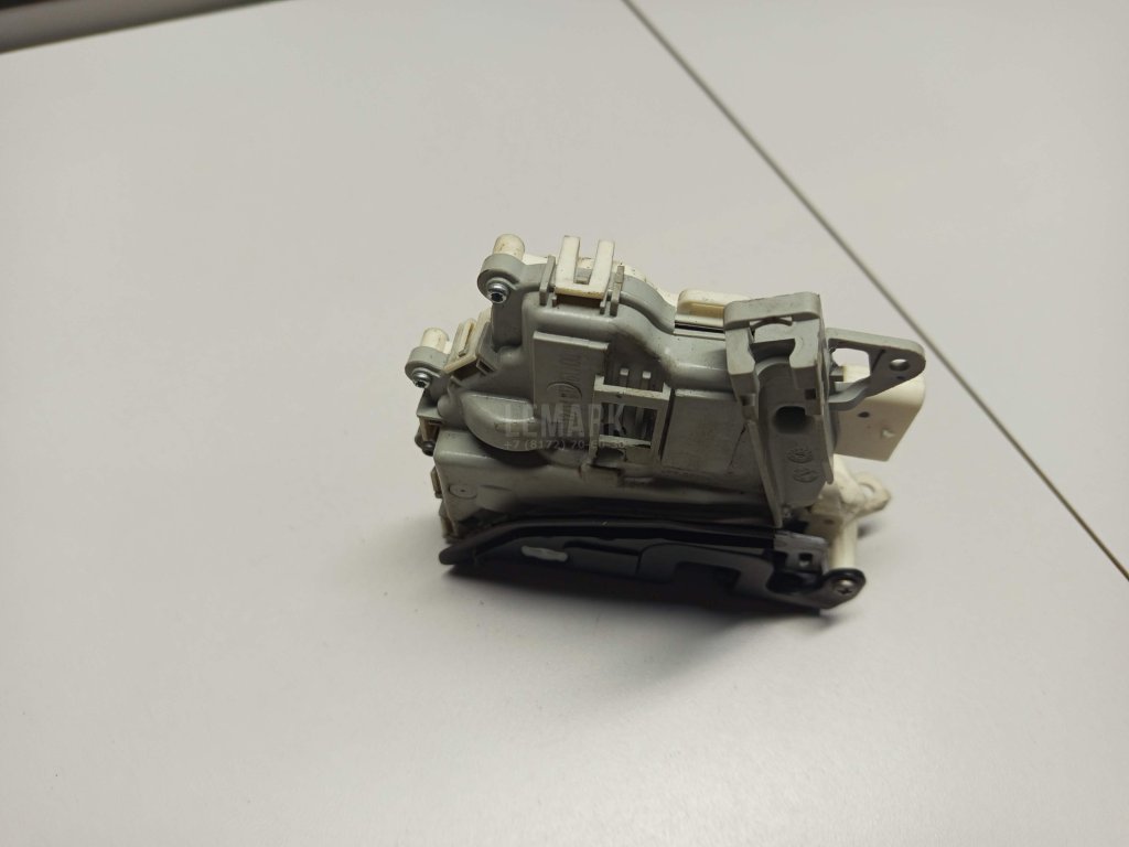 Замок двери передней левой