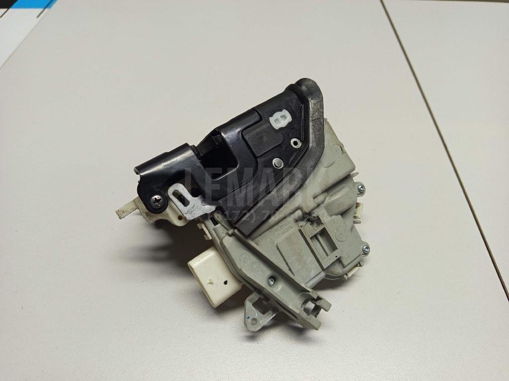 Замок двери передней левой