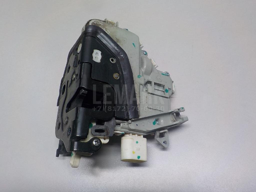 Замок двери передней левой