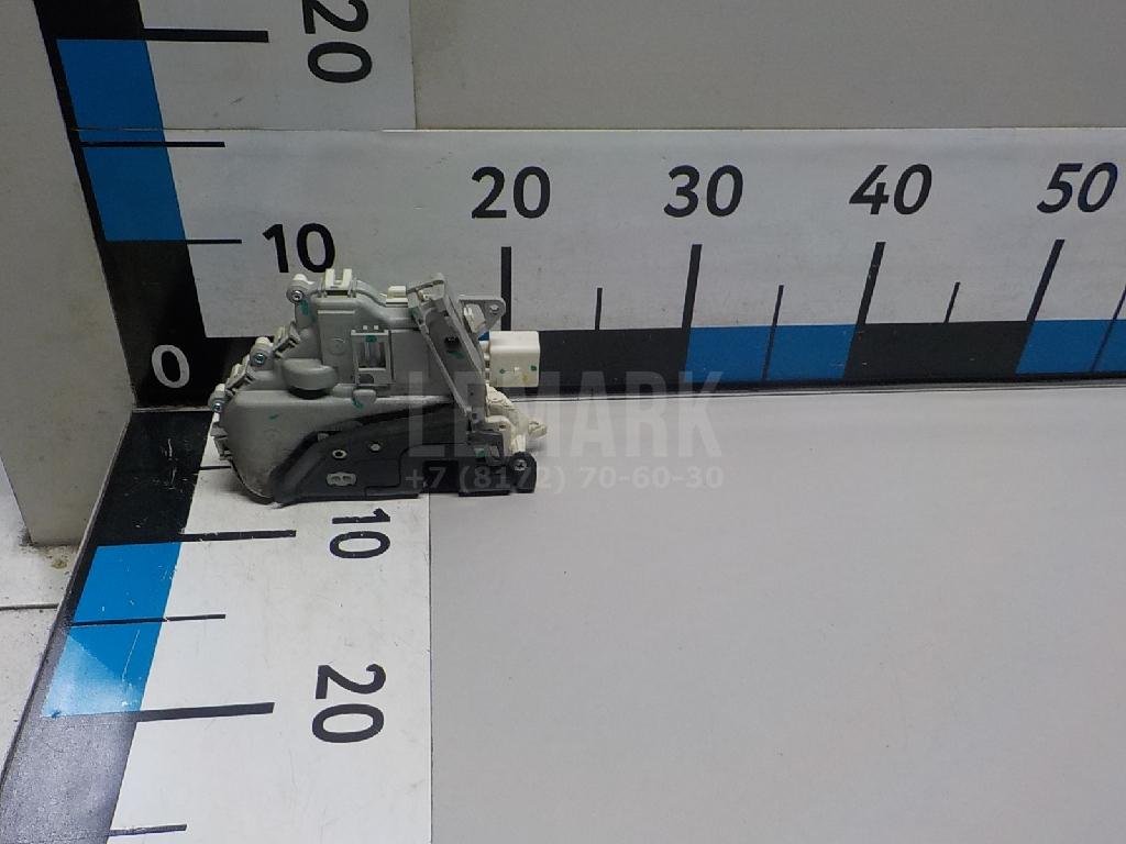 Замок двери передней левой