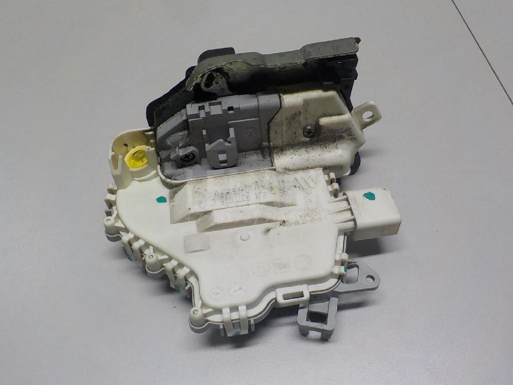 Замок двери передней левой