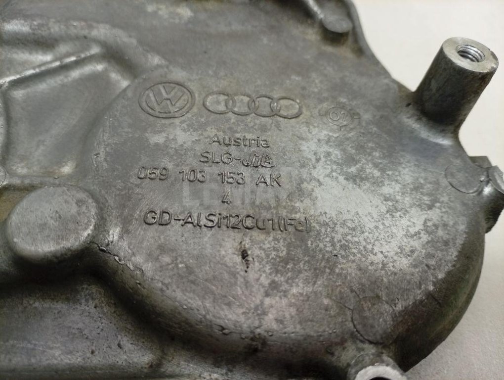 Крышка двигателя передняя