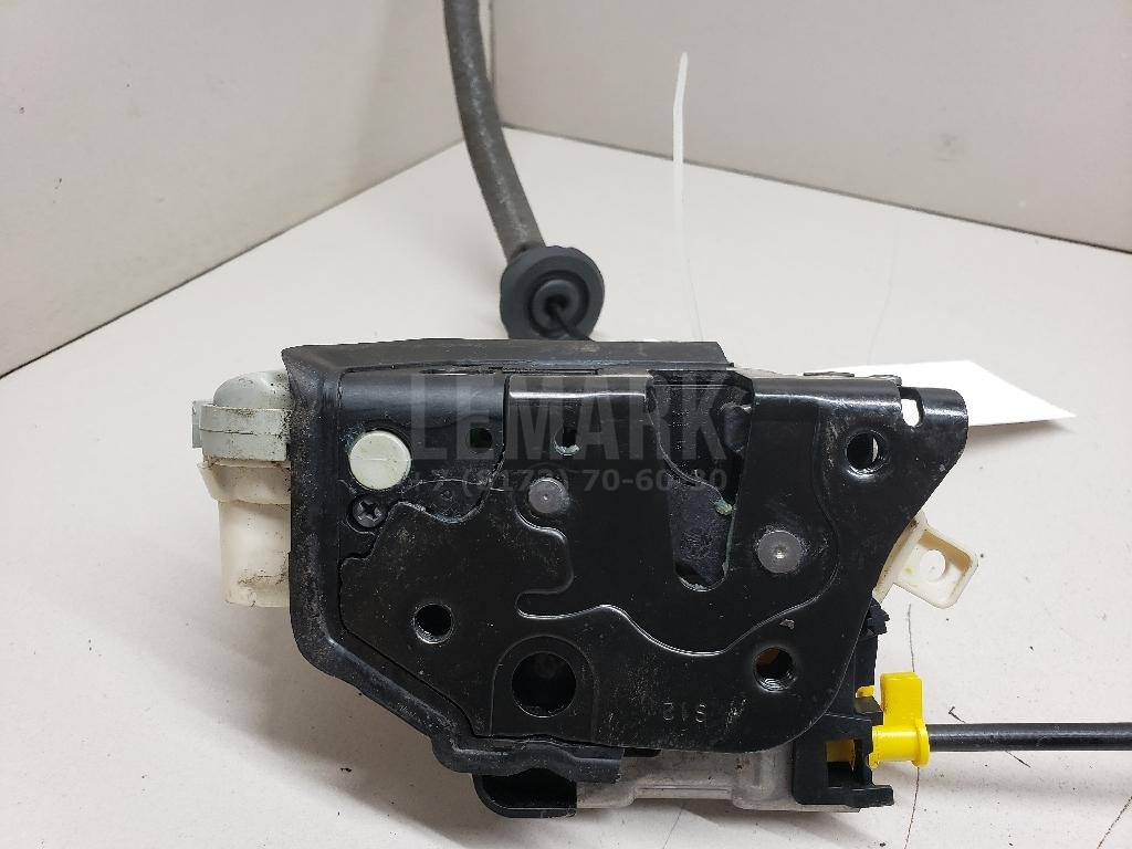 Замок двери передней левой