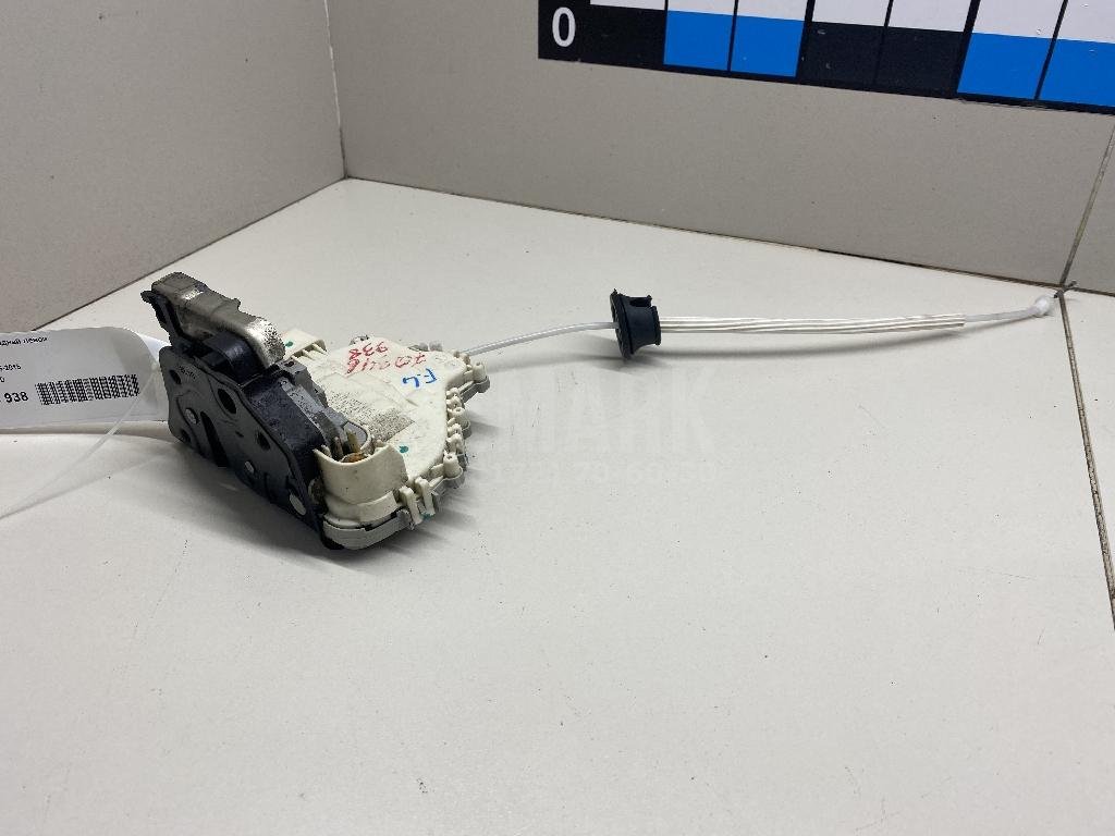 Замок двери передней левой