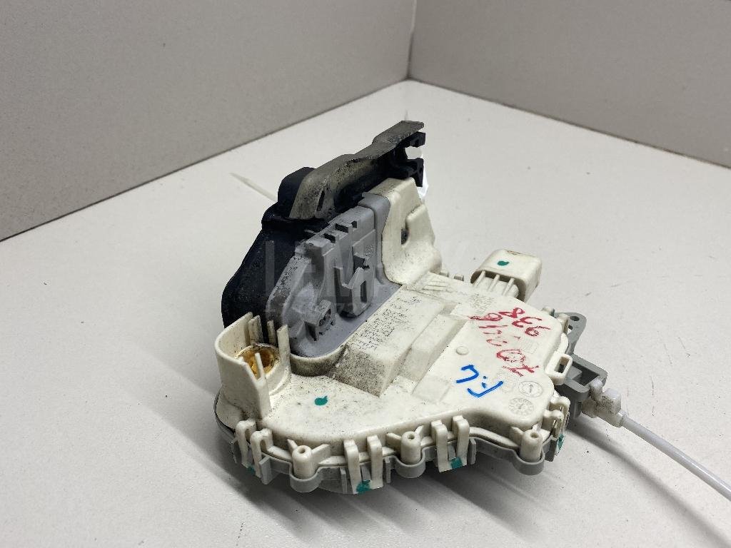 Замок двери передней левой