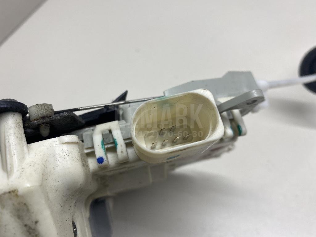 Замок двери передней левой