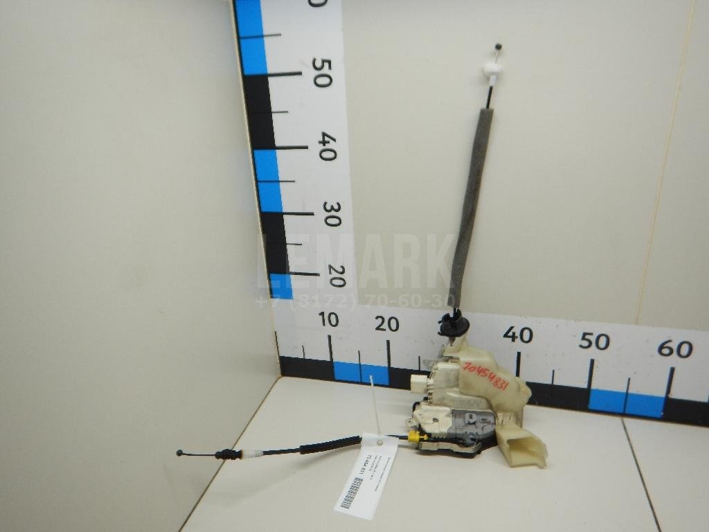 Замок двери передней левой