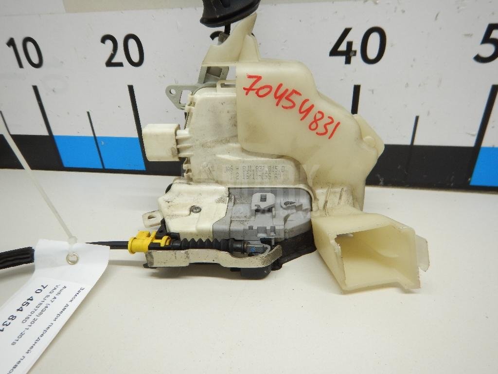 Замок двери передней левой