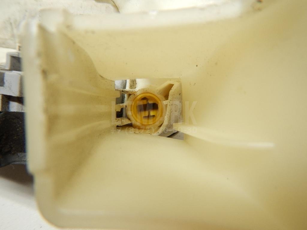 Замок двери передней левой