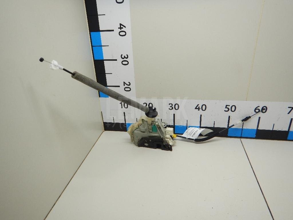 Замок двери передней левой