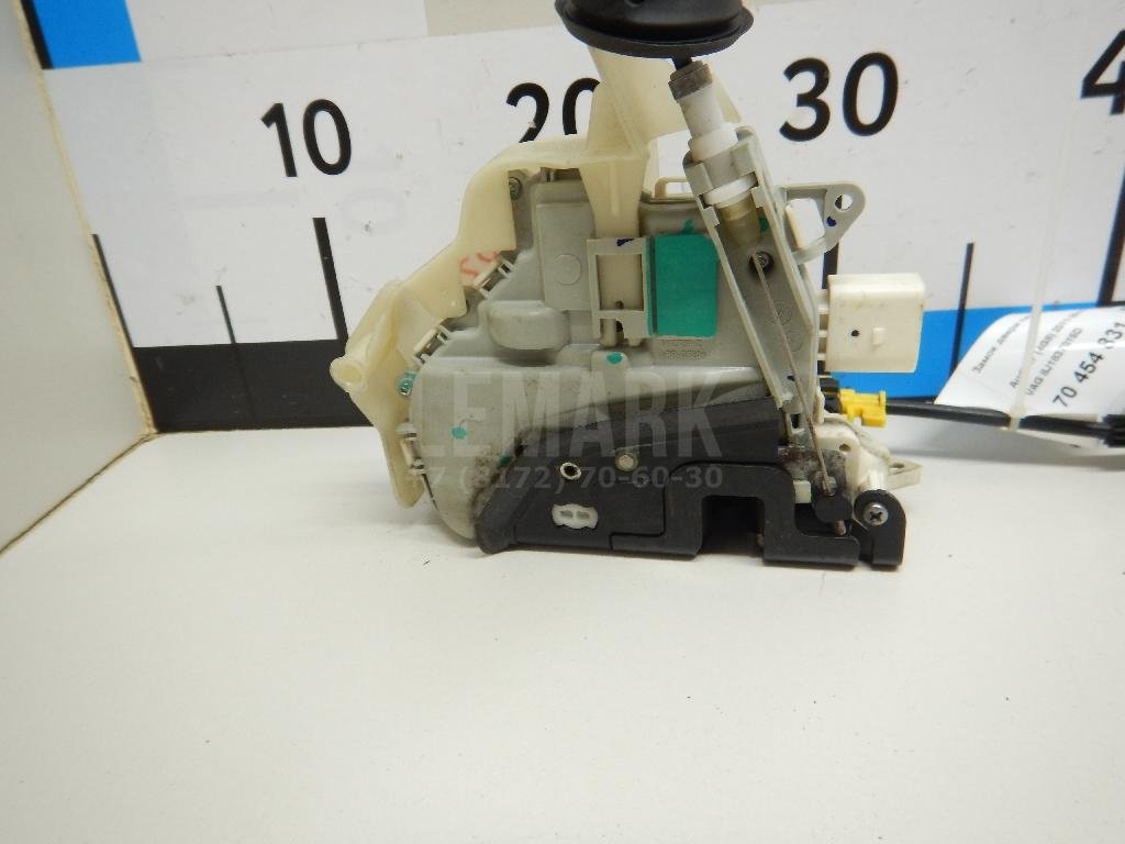 Замок двери передней левой