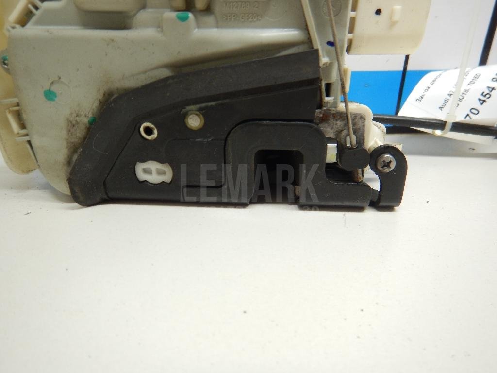 Замок двери передней левой