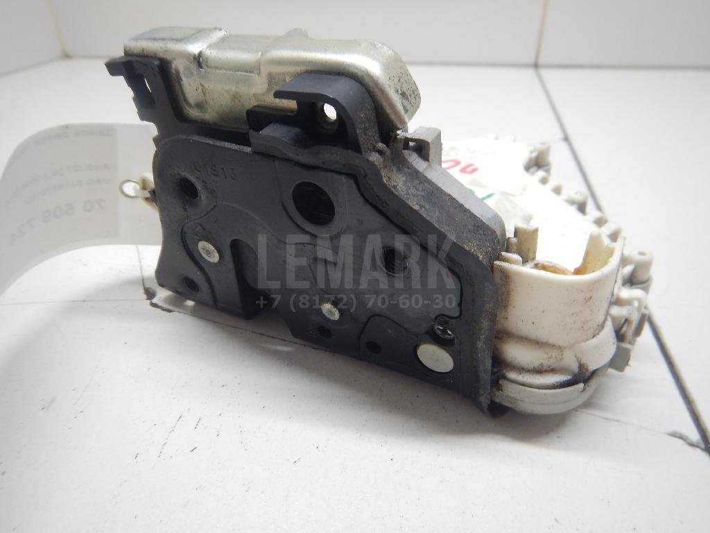 Замок двери передней левой