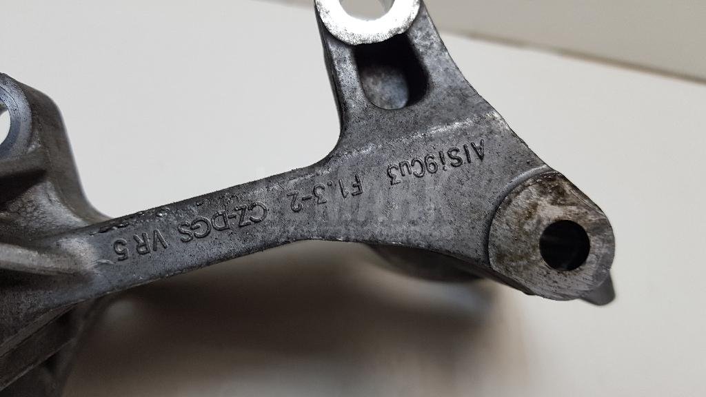 Кронштейн генератора