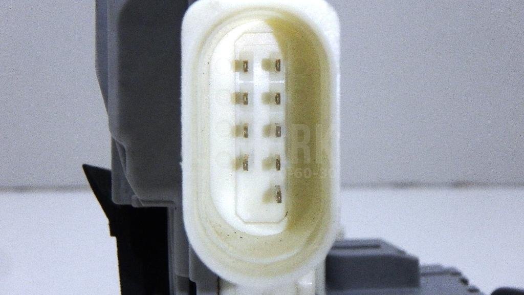 Замок двери передней левой