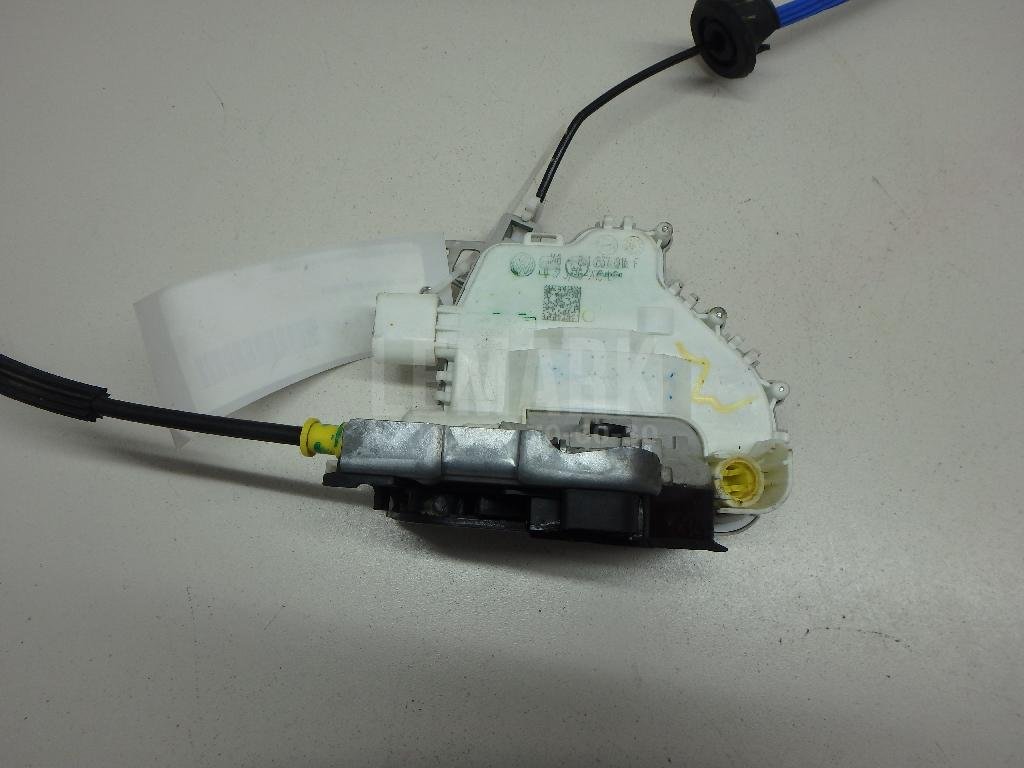 Замок двери передней левой