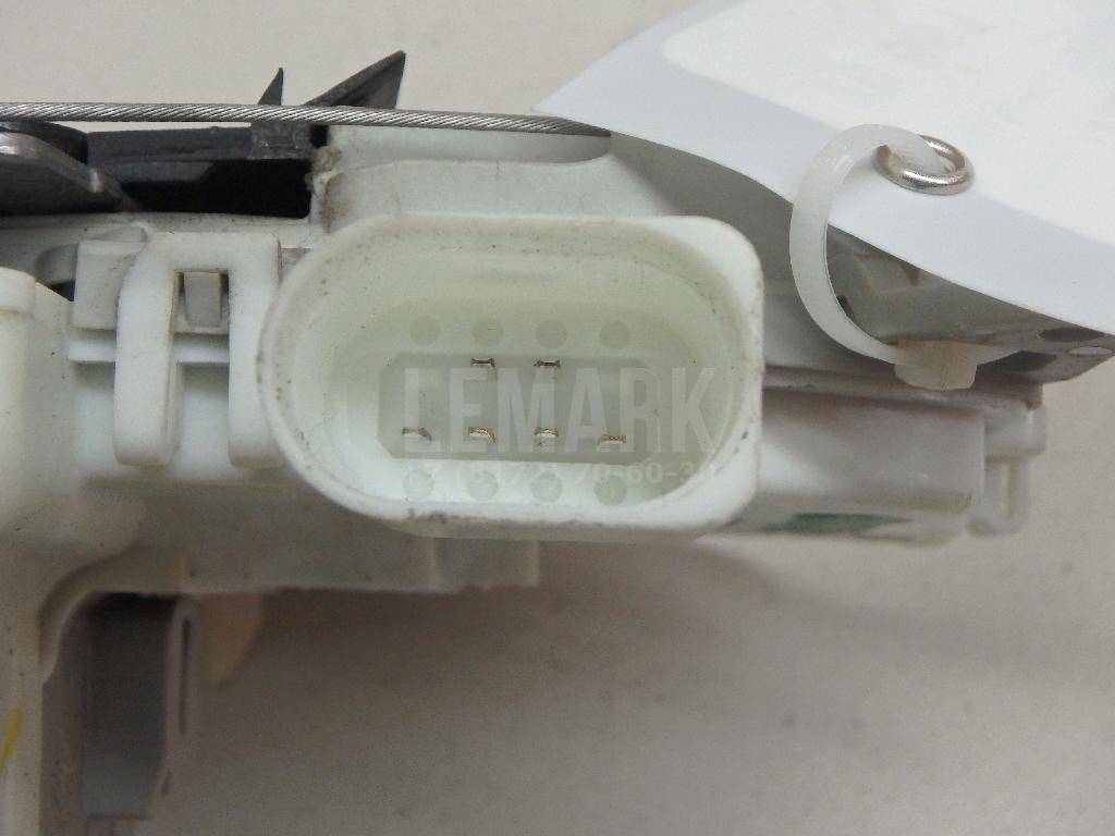 Замок двери передней левой