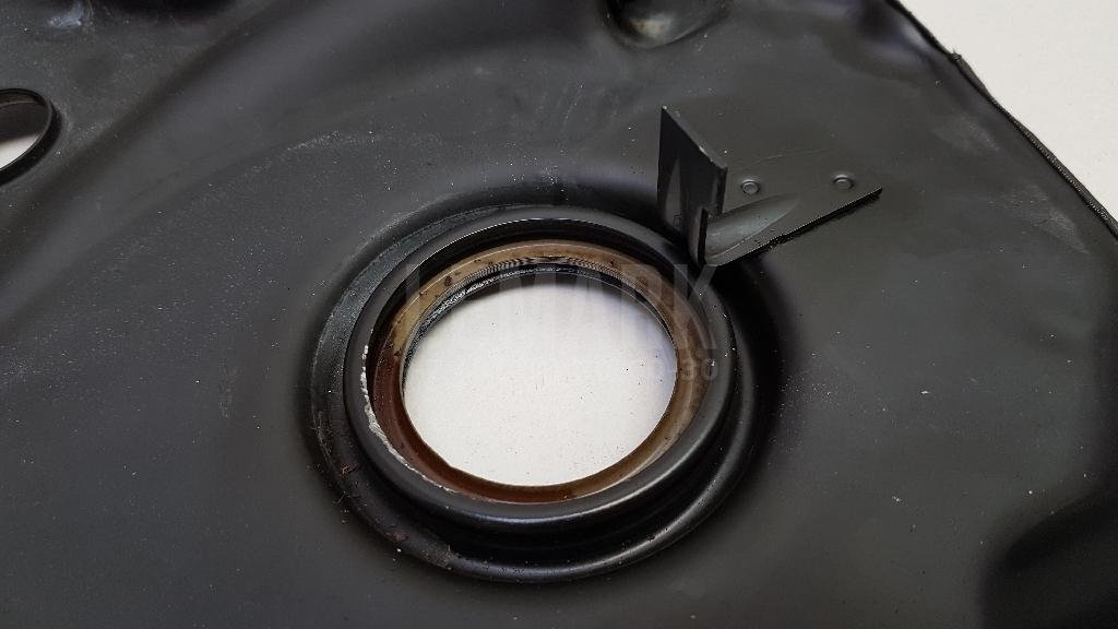 Крышка двигателя передняя