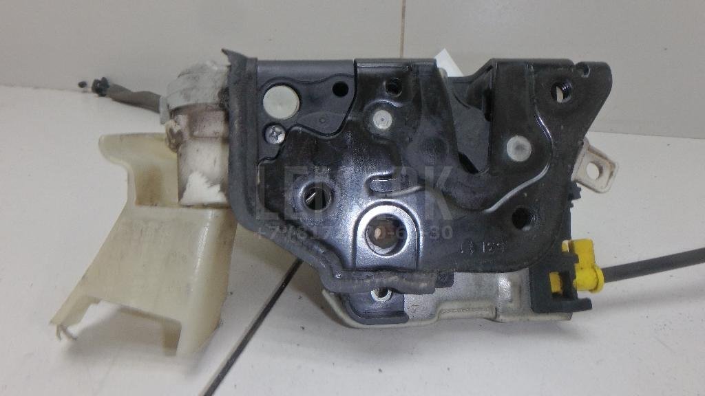 Замок двери передней левой