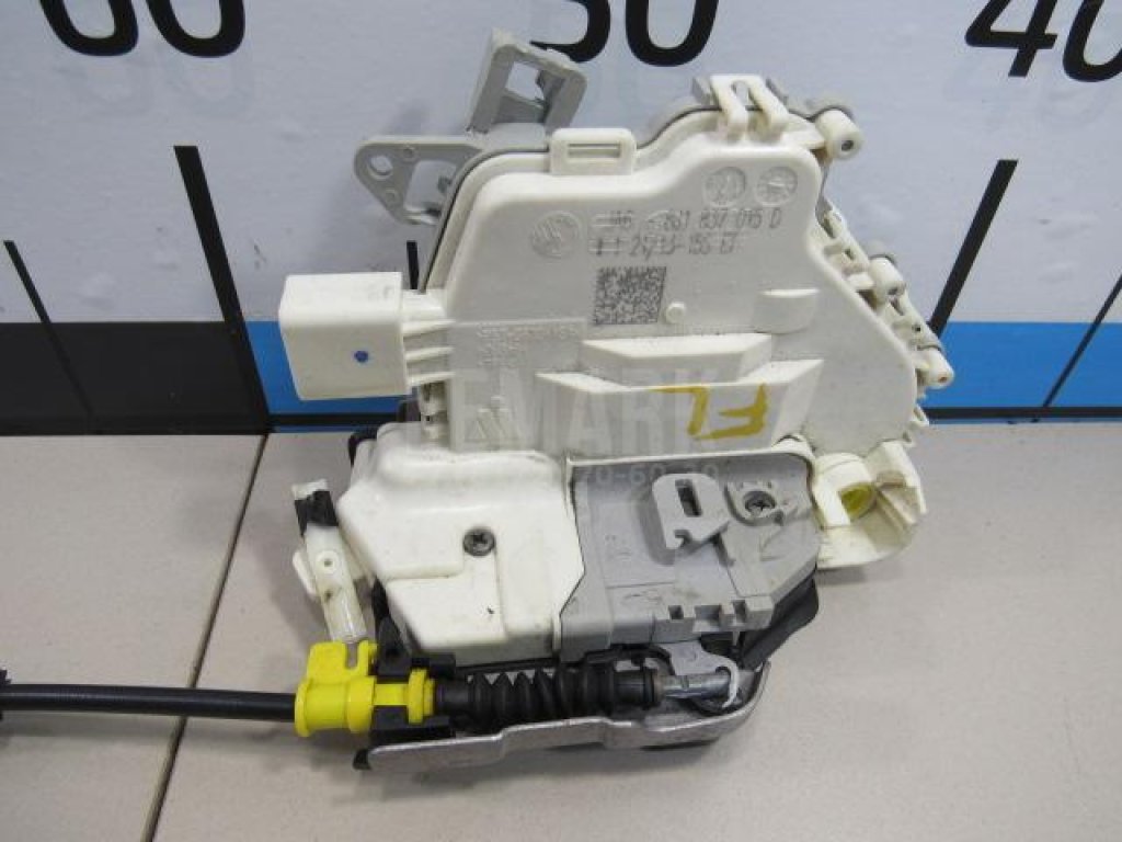 Замок двери передней левой