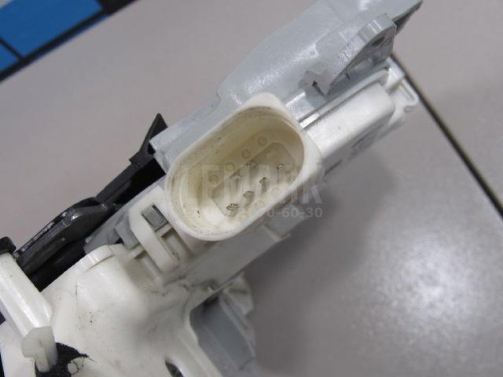 Замок двери передней левой