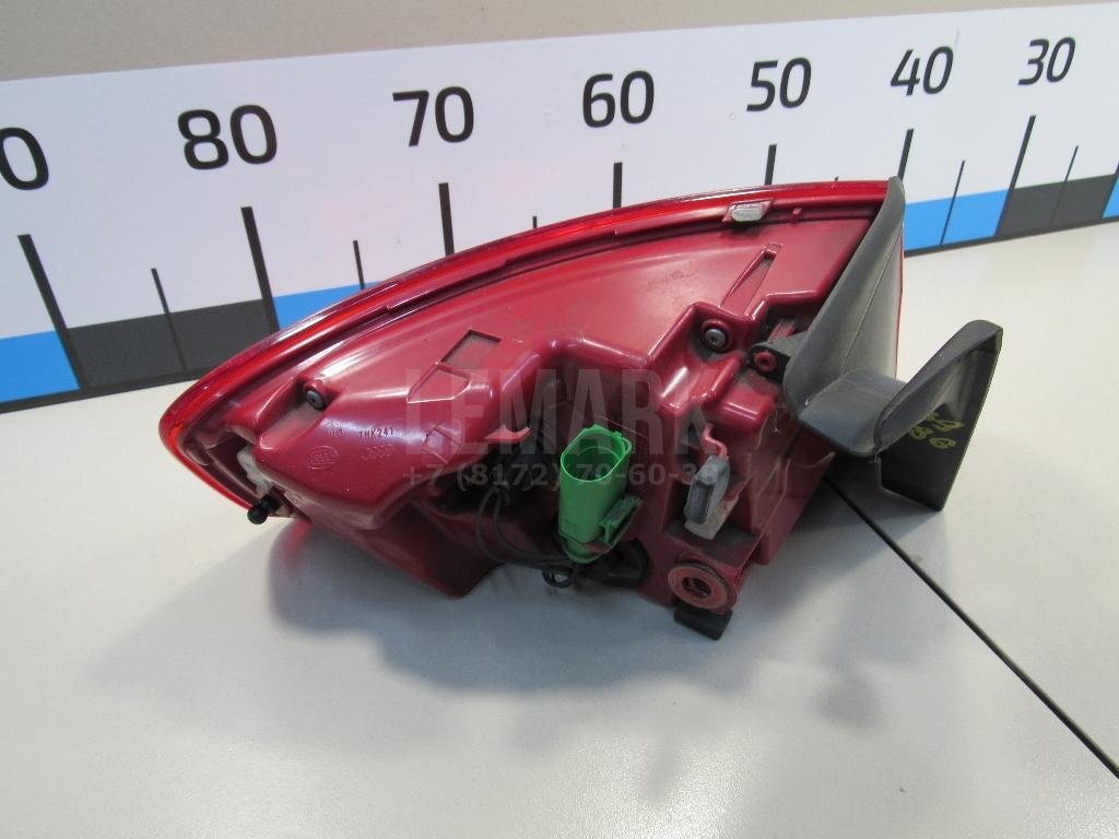 Фонарь задний наружный правый