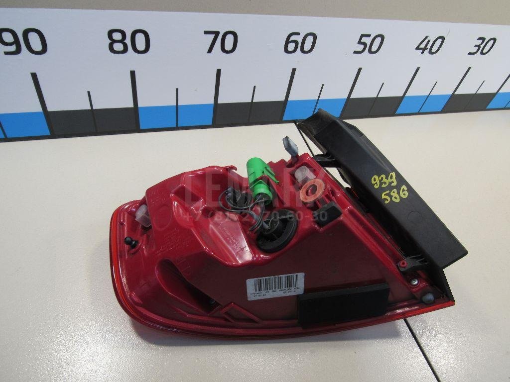 Фонарь задний наружный правый