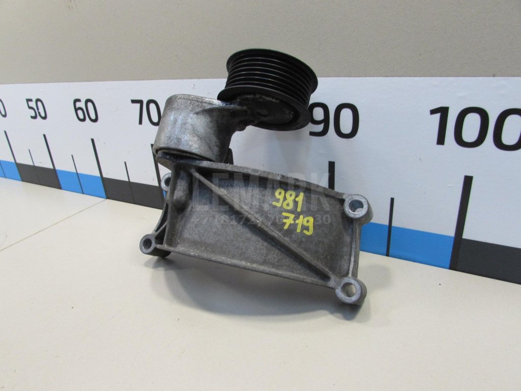 Ролик руч.ремня с кронштейном для  Audi A5/S5 (F5) 2017