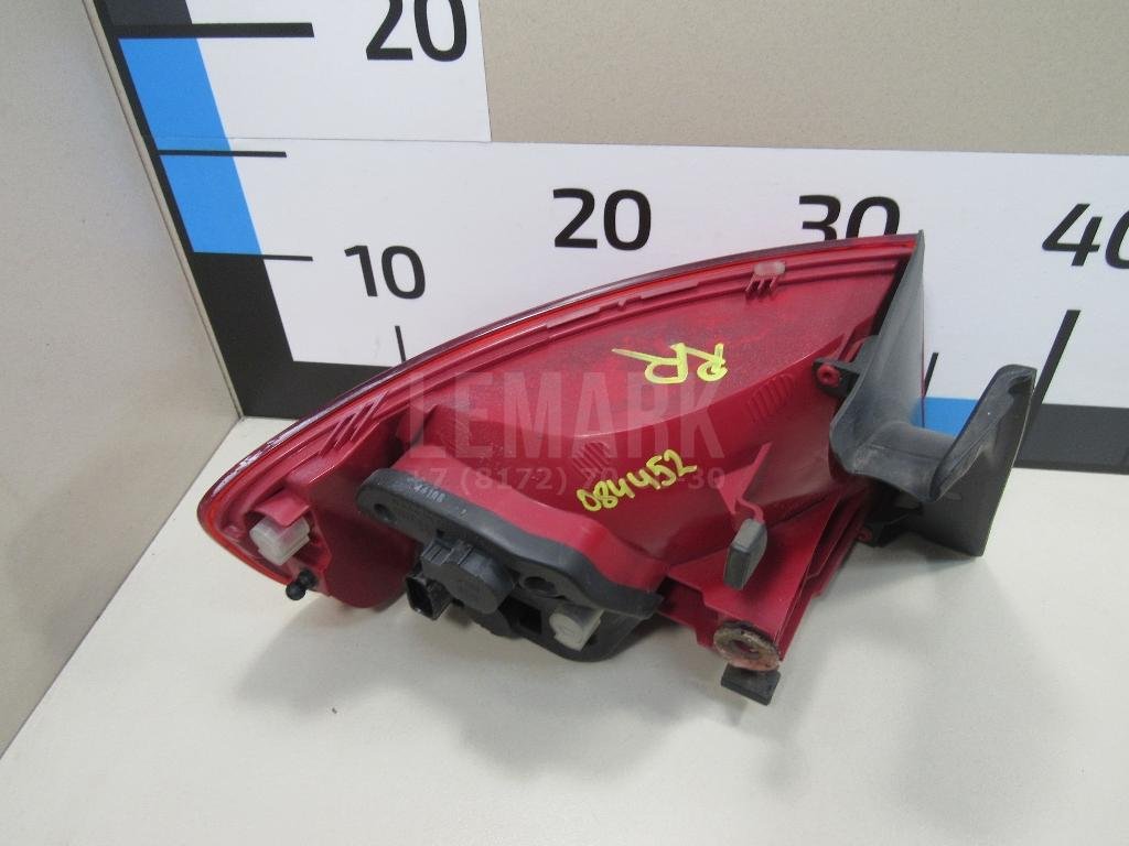 Фонарь задний наружный правый