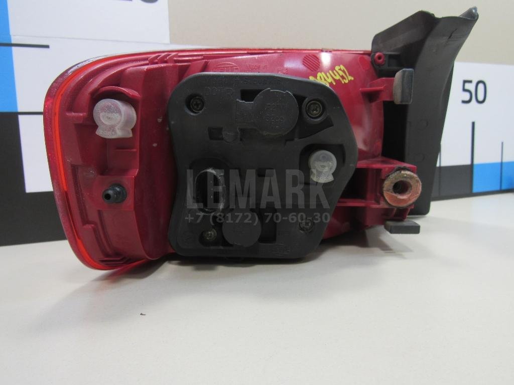Фонарь задний наружный правый
