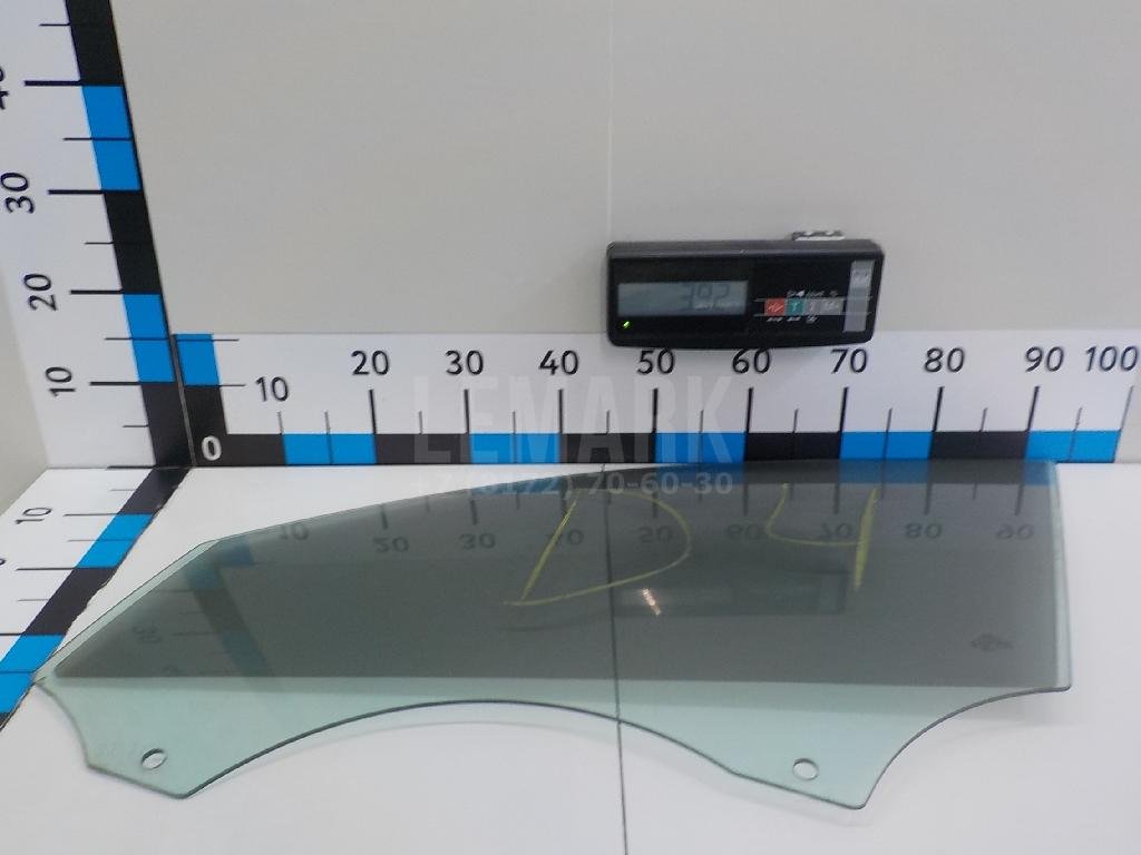 Стекло двери передней левой