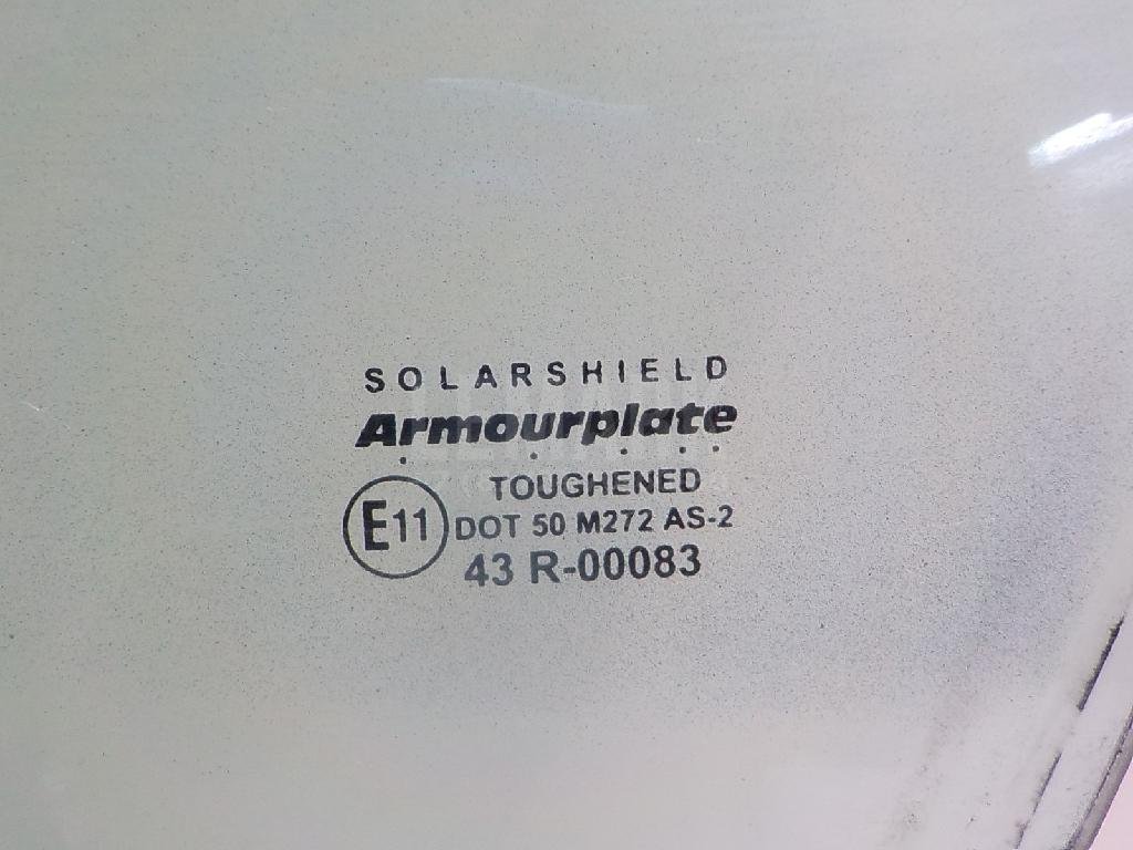 Стекло двери передней левой