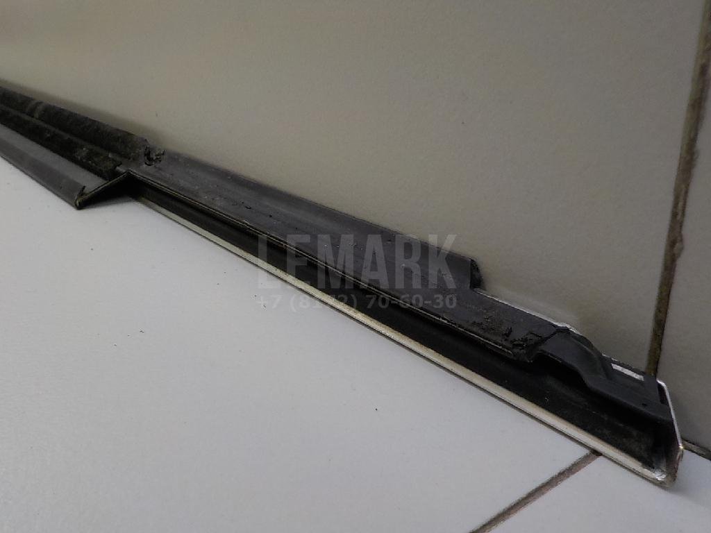 Накладка стекла переднего левого