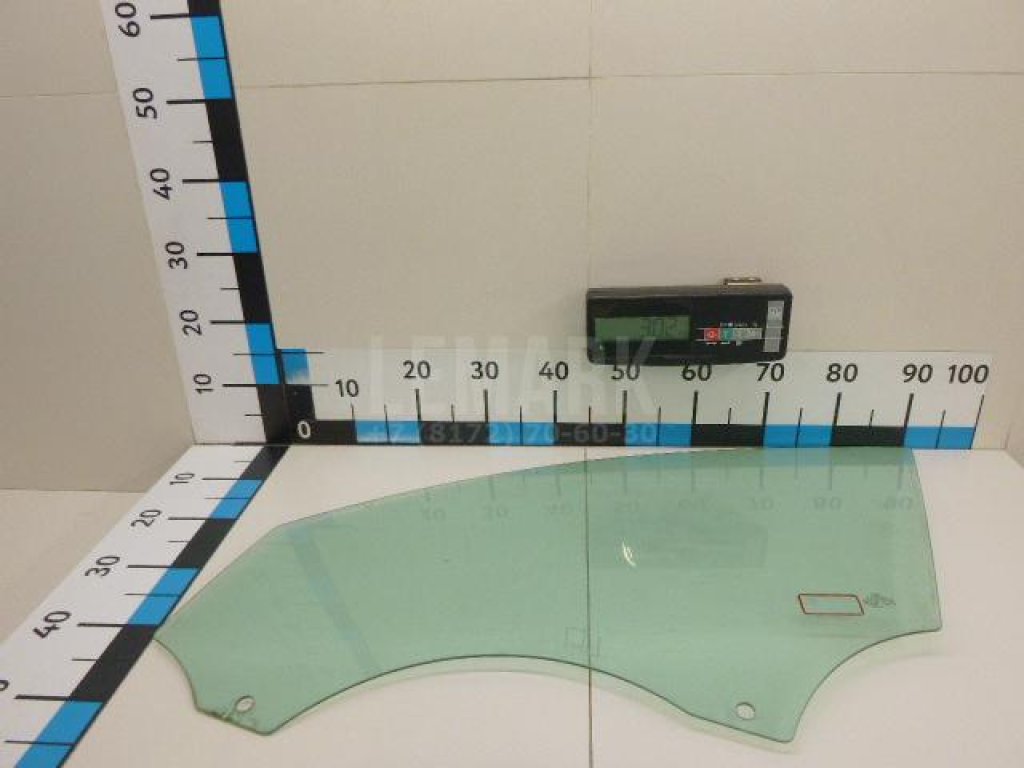 Стекло двери передней левой