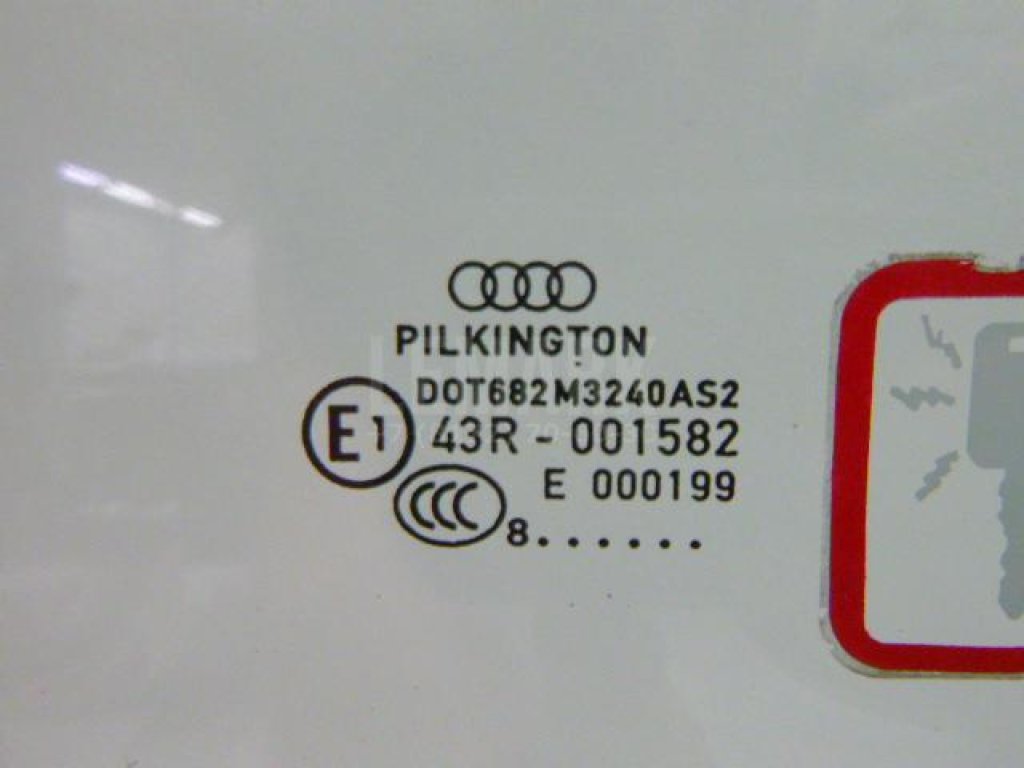 Стекло двери передней правой