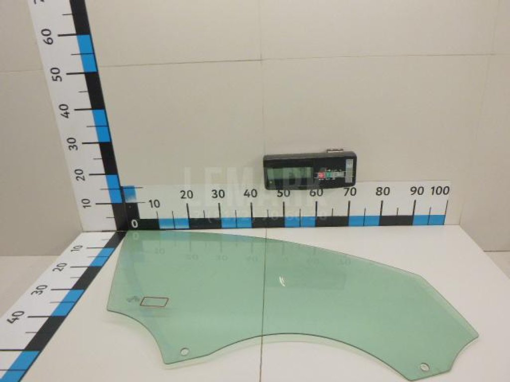 Стекло двери передней правой